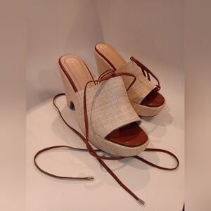 Size 10 US Beige/Tan Shoedazzle Shoes